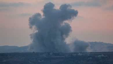 تصاعد أعمدة كثيفة من الدخان من المنطقة عقب ضربة إسرائيلية نُفذت رغم وقف إطلاق النار والاتفاق الإطاري بين بيروت وتل أبيب، في بلدة كفر تبنيت بالنبطية، لبنان، في 31 يوليو 2026.