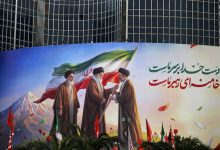 لافتة تعبّر عن دعم المرشد الأعلى الإيراني آية الله مجتبى خامنئي معروضة في ساحة بطهران، إيران، في 10 مارس 2026. / Gettyimages.ru