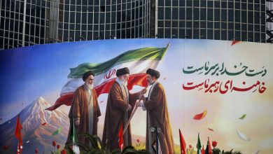 لافتة تعبّر عن دعم المرشد الأعلى الإيراني آية الله مجتبى خامنئي معروضة في ساحة بطهران، إيران، في 10 مارس 2026. / Gettyimages.ru