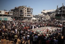 فلسطينيون يشاركون في تشييع رفات 112 شخصا من عائلتي حسينة وأبو شريعة، قالت المديرية العامة للدفاع المدني في قطاع غزة إنه تم انتشالها من تحت أنقاض مبانٍ دمرتها غارة إسرائيلية عام 2023. / Gettyimages.ru