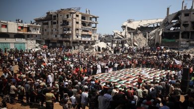 فلسطينيون يشاركون في تشييع رفات 112 شخصا من عائلتي حسينة وأبو شريعة، قالت المديرية العامة للدفاع المدني في قطاع غزة إنه تم انتشالها من تحت أنقاض مبانٍ دمرتها غارة إسرائيلية عام 2023. / Gettyimages.ru