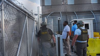 نيويورك، الولايات المتحدة - 3 أغسطس: تجمع ناشطون مؤيدون للمهاجرين خارج منشأة احتجاز ديلاني هول التابعة لإدارة الهجرة والجمارك الأمريكية (ICE) وأقاموا وقفة تأبين يوم الاثنين 3 أغسطس 2026، بعد وفاة المحتجز إدوين لوبيز كورنيخو، البالغ من العمر 41 عاما، أثناء احتجازه. / Gettyimages.ru