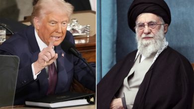 صورة مركبة تظهر الرئيس الأمريكي دونالد ترامب (يسارا) وهو يلقي كلمة أمام جلسة مشتركة للكونغرس في مبنى الكابيتول بواشنطن، في 4 مارس 2025، وصورة للمرشد الإيراني الراحل آية الله علي خامنئي وهو يحضر حفلًا في طهران، إيران، في 8 مارس 2025. / AP