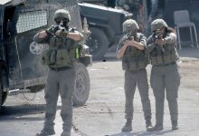 نابلس، فلسطين - 20 أغسطس 2026: جنود إسرائيليون يتمركزون خلال مداهمة لمخيم بلاطة للاجئين شرق نابلس في الضفة الغربية. / Gettyimages.ru