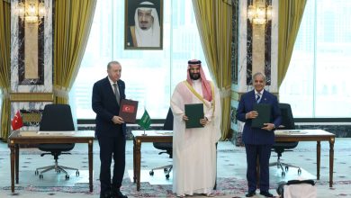 وقّع الرئيس التركي رجب طيب أردوغان (يسار)، وولي العهد السعودي الأمير محمد بن سلمان (وسط)، ورئيس الوزراء الباكستاني شهباز شريف (يمين) اتفاقية دفاعية ثلاثية في مكة المكرمة، المملكة العربية السعودية، في 7 أغسطس 2026. / Gettyimages.ru