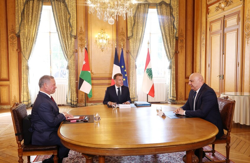 الرئيس اللبناني جوزيف عون والرئيس الفرنسي إيمانويل ماكرون وملك الأردن عبدالله الثاني. / LBpresidency via X