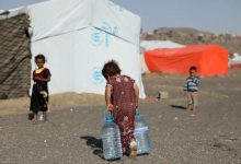 نازحون من اليمن أمام خيم لاجئين لمنظمة يونيسيف / AFP