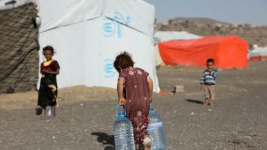 نازحون من اليمن أمام خيم لاجئين لمنظمة يونيسيف / AFP