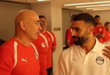 لاعبو منتخب مصر يحتفلون بالتوأم حسام وإبراهيم حسن بعد تجديد التعاقد حتى 2030 / @EFA