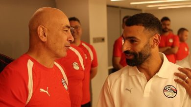 لاعبو منتخب مصر يحتفلون بالتوأم حسام وإبراهيم حسن بعد تجديد التعاقد حتى 2030 / @EFA