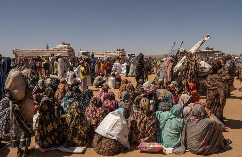 27 فبراير 2026: نازحون سودانيون ينتظرون أثناء تفريغ وتوزيع أكياس القمح في موقع تابع لبرنامج الأغذية العالمي (WFP) في مخيم دابا نايرا بمدينة طويلة. / Gettyimages.ru