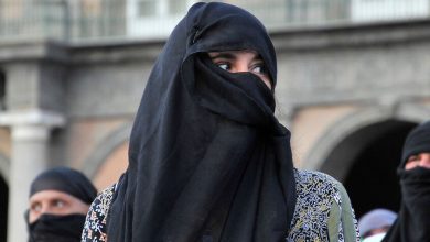 امرأة تغطي وجهها خلال فعالية عفوية (فلاش موب) في ساحة "بيازا ديل بليبيسيتو" تضامنا مع النساء الأفغانيات. / Gettyimages.ru