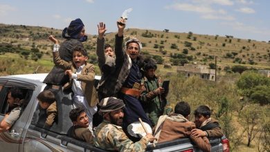 سيارة للحوثيين تقل مواطنين بينهم أطفال / AP