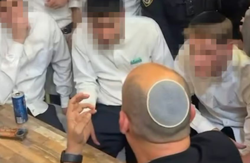 رئيس الوزراء الإسرائيلي الأسبق نفتالي بينيت (في المقدمة) / ynet
