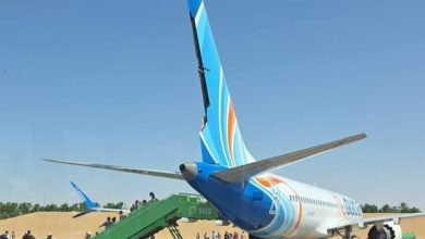 ركاب طائرة "فلاي دبي" ينزلون من على متنها في مطار تبوك، فيما يظهر جناح الطائرة مكسورا. / "يديعوت أحرونوت"