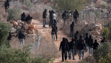 مستوطنون إسرائيليون يتجمعون وسط اشتباكات مع فلسطينيين خلال موسم قطف الزيتون في قرية أبو فلاح قرب رام الله، في الضفة الغربية / عمار عوض/رويترز