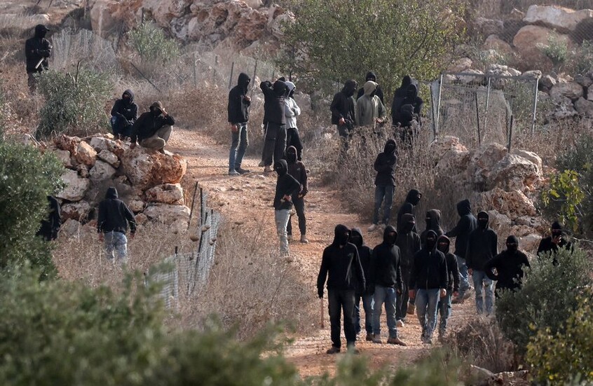 مستوطنون إسرائيليون يتجمعون وسط اشتباكات مع فلسطينيين خلال موسم قطف الزيتون في قرية أبو فلاح قرب رام الله، في الضفة الغربية / عمار عوض/رويترز