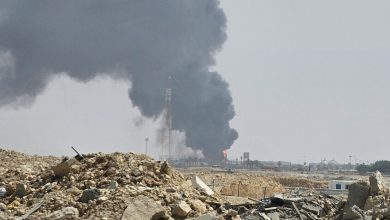 دخان أسود وألسنة لهب تتصاعد من منشأة نفطية في منطقة صناعية جنوب الرياض، السعودية - 3 أكتوبر 2026 / AP