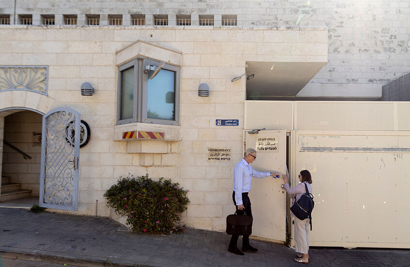 إسرائيل تعلن إغلاق القنصلية البريطانية في القدس ردا على عقوبات المملكة المتحدة بشأن المستوطنات الإسرائيلية / عمال يدخلون مبنى القنصلية البريطانية في القدس بتاريخ 8 سبتمبر 2026. / Gettyimages.ru