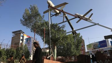 نصب تذكاري في صنعاء يحاكي الكسيرات التي يستخدمها الحوثيون في العمليات القتالية - اليمن / AP