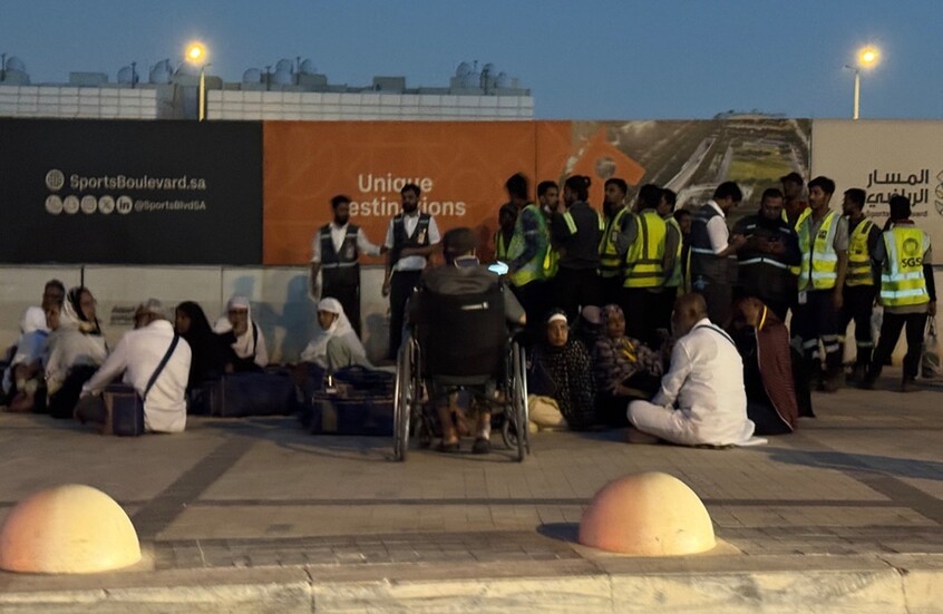 تجمع لمسافرين وموظفين خارج مطار الملك خالد الدولي في العاصمة السعودية الرياض - 10 أكتوبر 2026 / AP