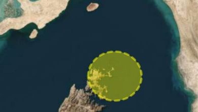 صورة مصممة تعبر عن موقع تعرض ناقلة نفط لقذيفة مجهولة أثناء عبورها مضيق هرمز يوم 23 اكتوبر 2026.