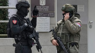 عناصر من الأجهزة الأمنية الصربية أمام السفارة الإسرائيلية في أعقاب الهجوم / AP